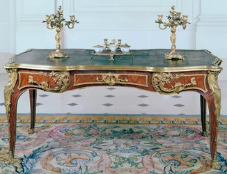 Louis XV bureau-plat, verguld bronzen kandelaar en inktstel, late 18e eeuw